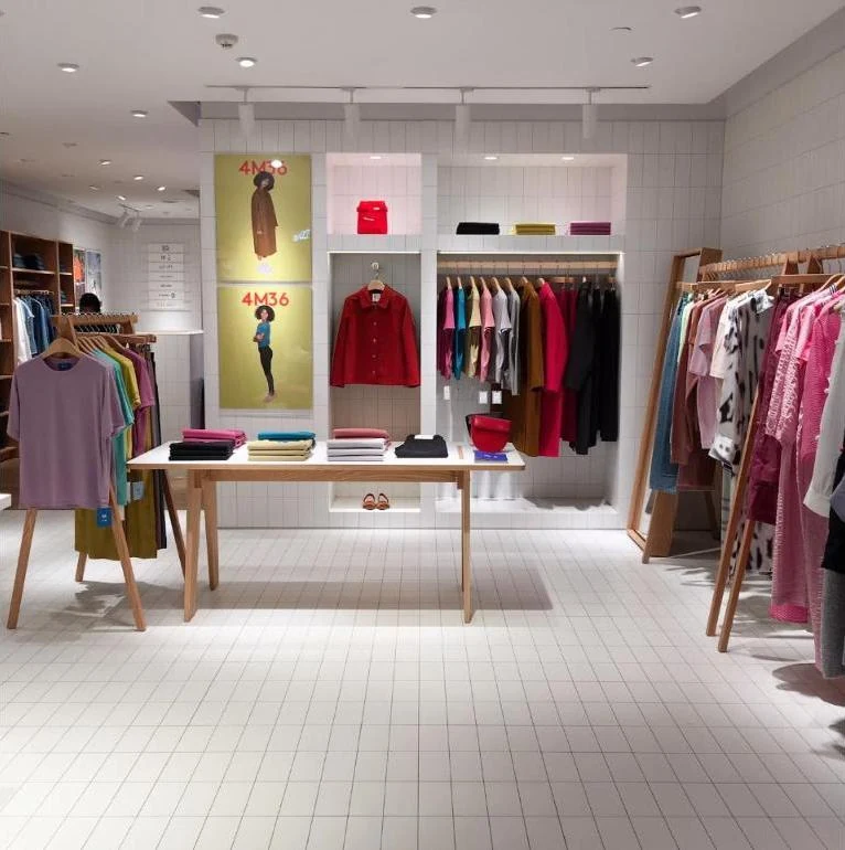 Loja multimarcas organizada, com araras e vitrine bem planejadas